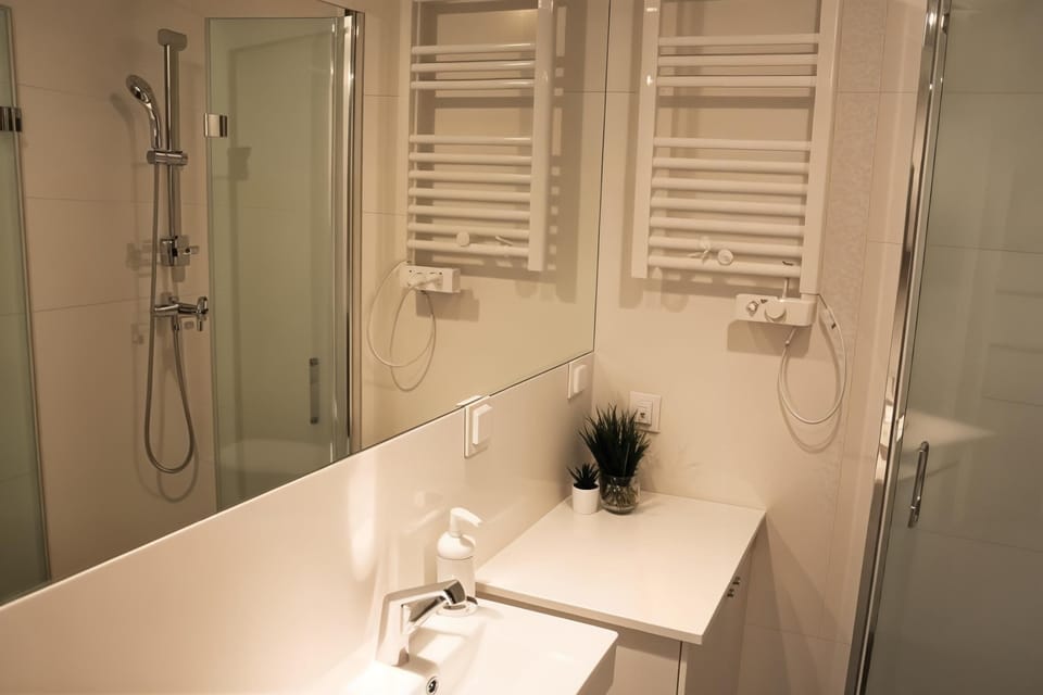 Comfort Studio, Multiple Beds, Kitchenette, City View | Bathroom