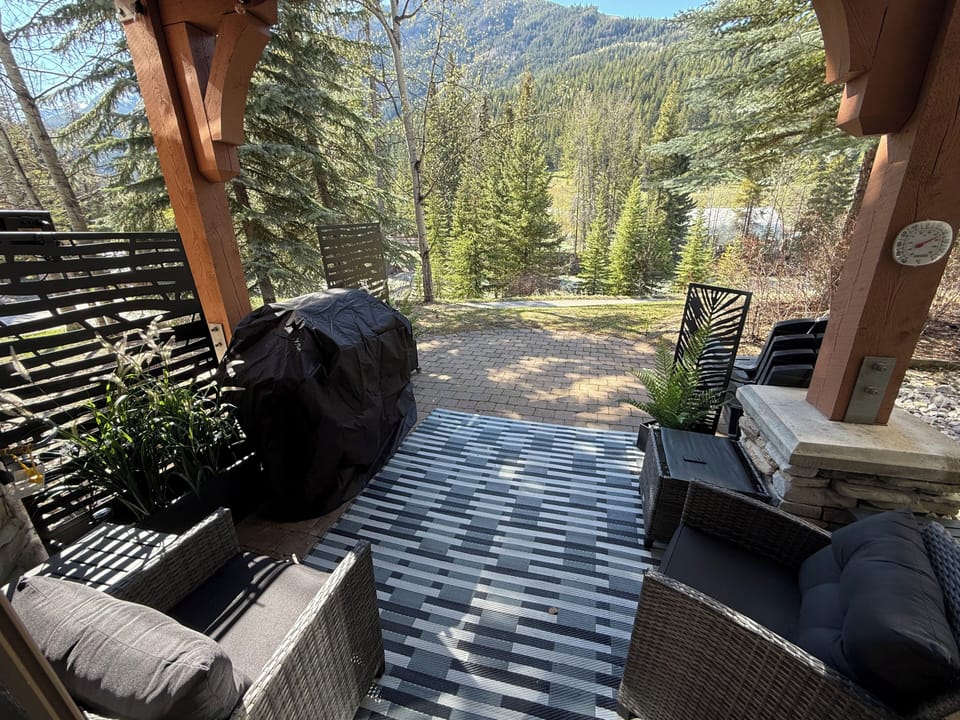 Brand new patio furniture and privacy walls and planter’s