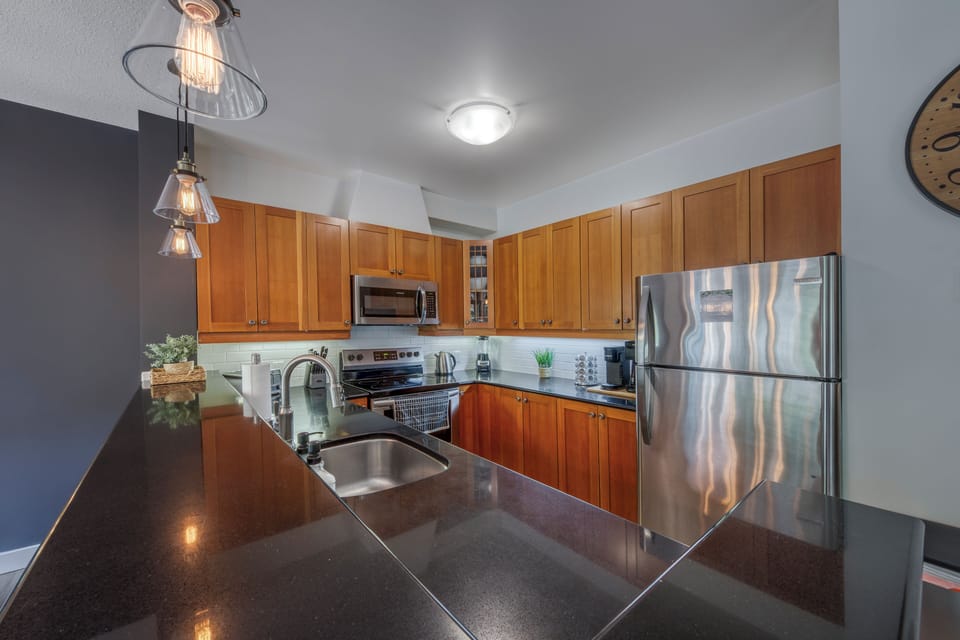 Full-size kitchen : stove / oven, fridge, microwave, and dishwasher