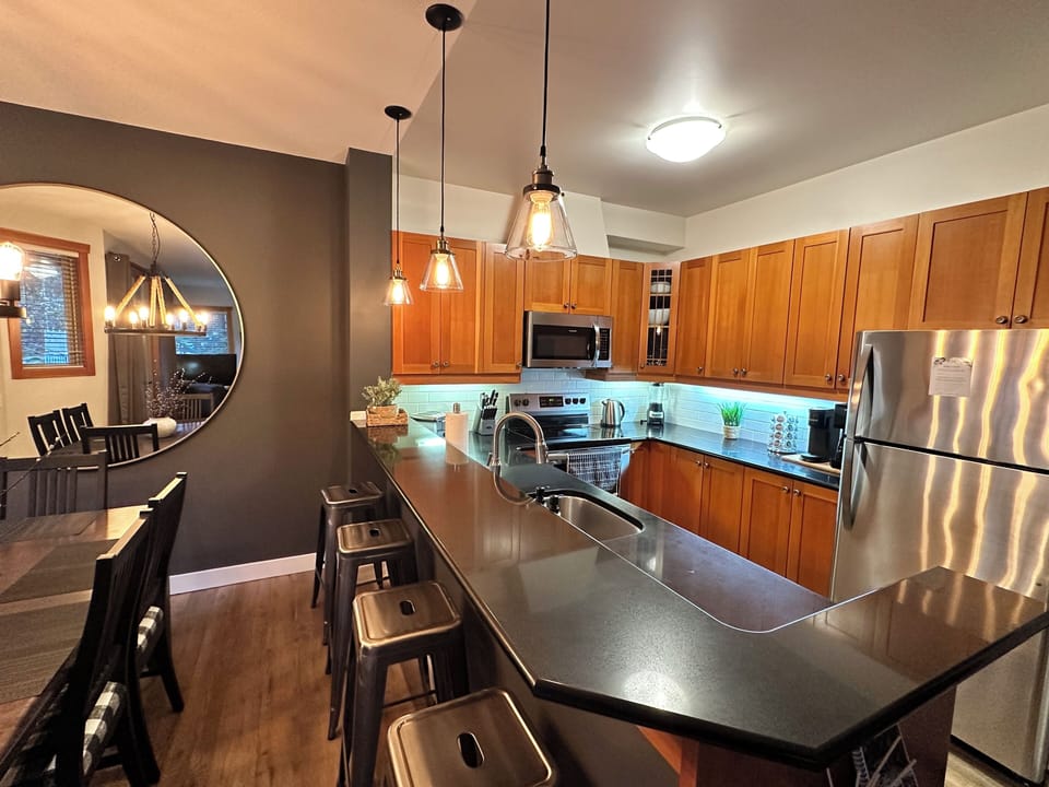 Breakfast bar with seating for 4
