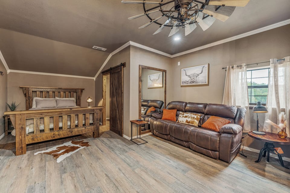 Longhorn Suite bedroom and sitting area