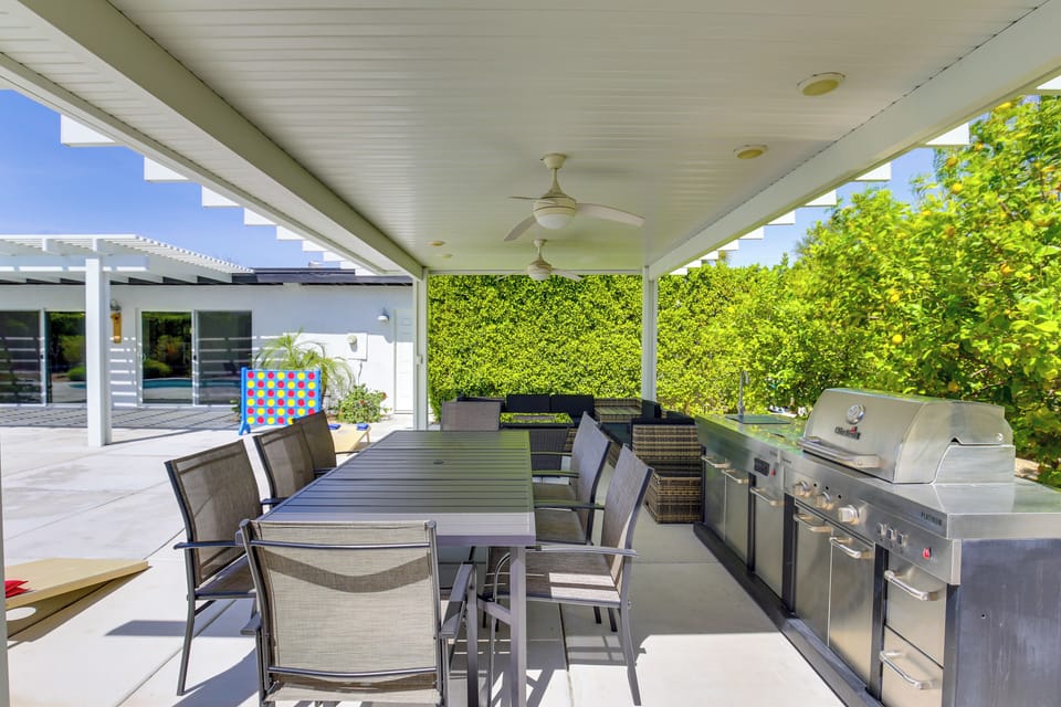 Outdoor Kitchen | Dining Area | Gas Grill