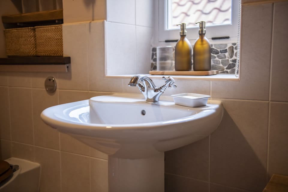 First floor: En-suite bathroom