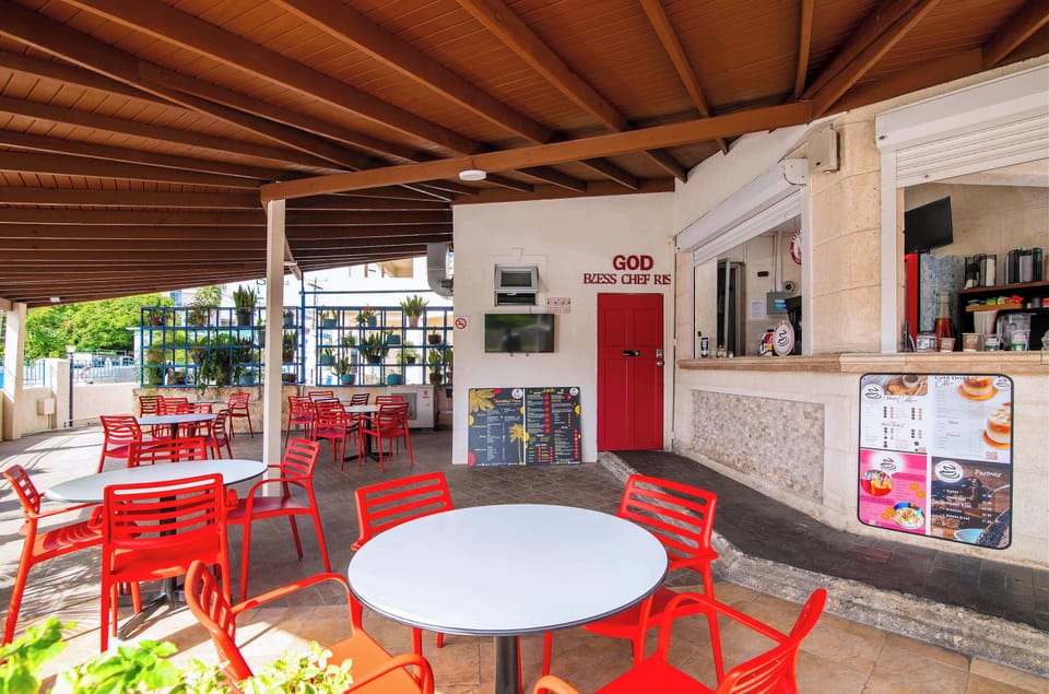 Enjoy a drink at our poolside bar. Relaxation awaits.