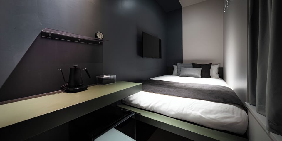 Monochrome with Shared Bathroom | In-room safe, desk, laptop workspace, blackout drapes