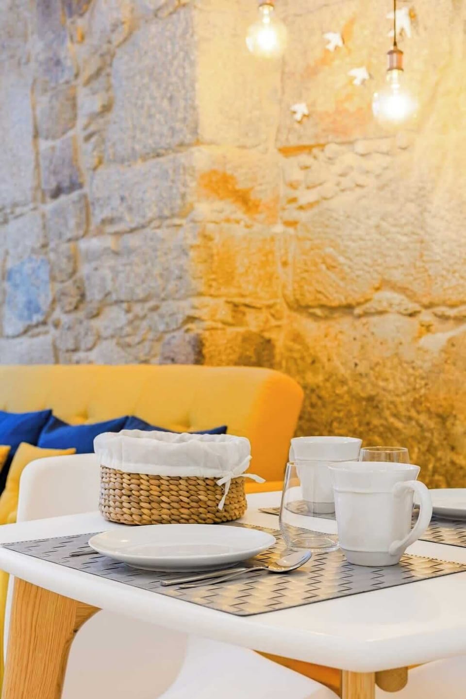 Eat a delicious breakfast from the breakfast basket that is delivered in the morning with fresh products.
