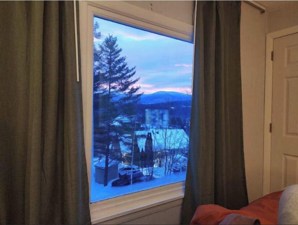 Stylish 2-BR Condo w/Gas Fireplace, Shared Hot Tub (5282)
