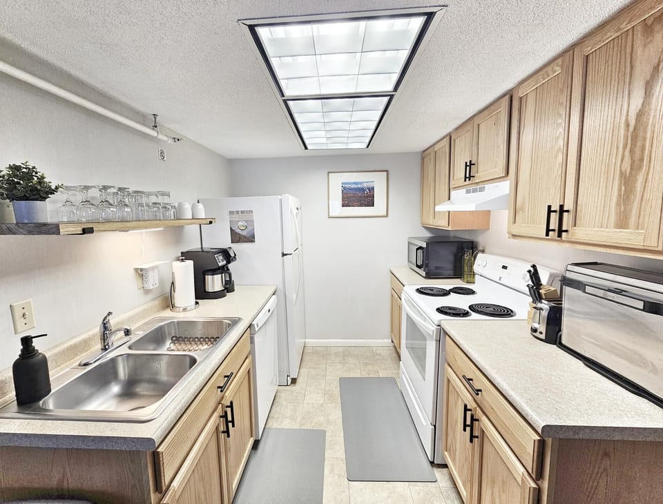 Stylish 2-BR Condo w/Gas Fireplace, Shared Hot Tub (5270)