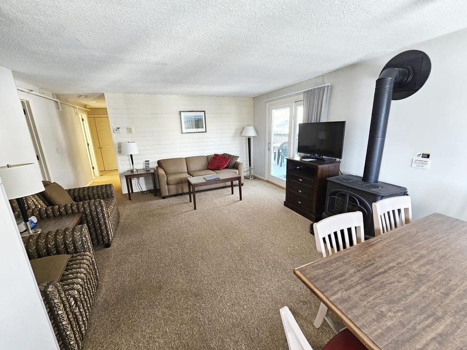 Centrally located 2BR condo, Hot Tub&Indoor Pool (5292)