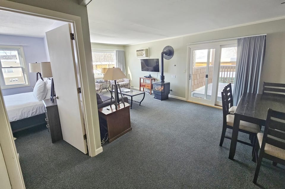 Mountainside Hideaway! Centrally Located 2BR Condo (5304)
