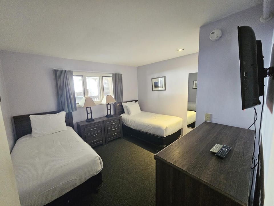 Mountainside Hideaway! Centrally Located 2BR Condo (5295)