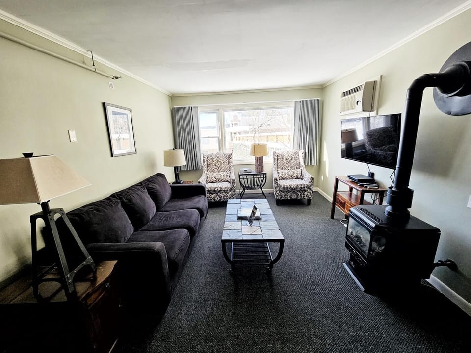 Mountainside Hideaway! Centrally Located 2BR Condo (5296)