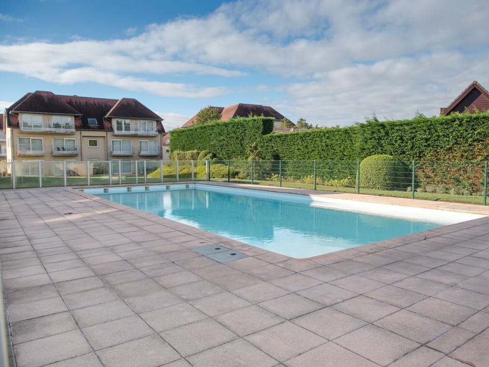 Water, Cloud, Sky, Building, Swimming Pool, Azure, Plant, Body Of Water, House, Tree