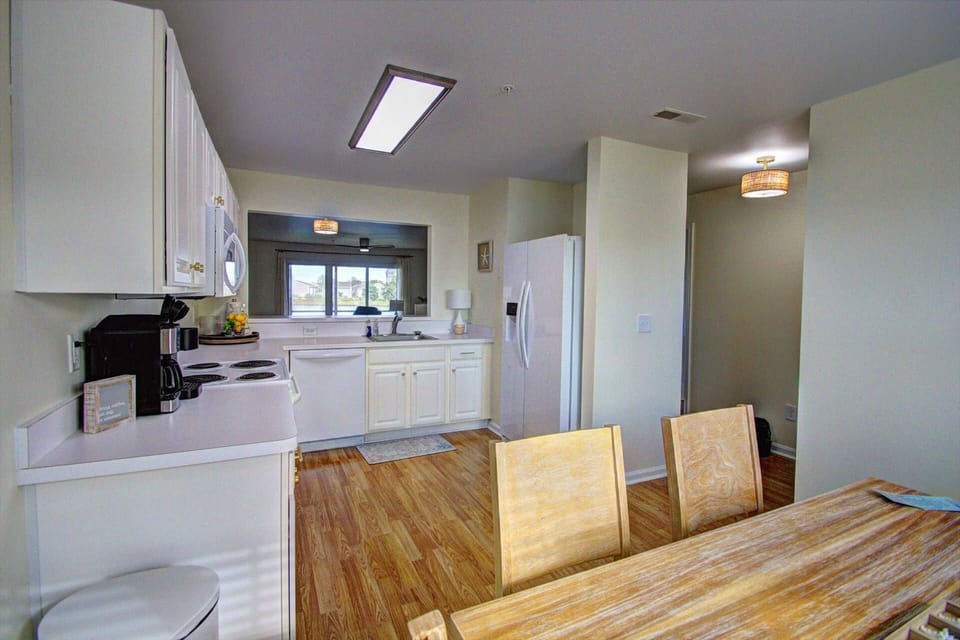 Seating for 4 in the kitchen