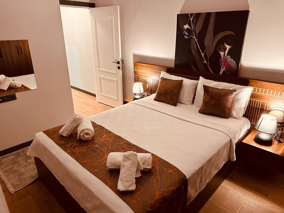 Egyptian cotton sheets, premium bedding, minibar, desk