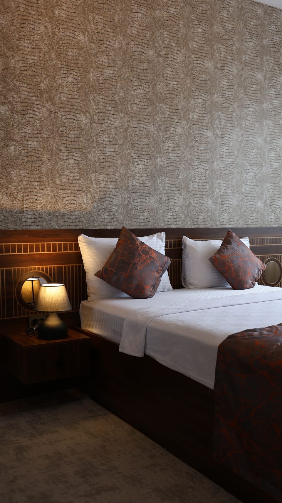 Egyptian cotton sheets, premium bedding, minibar, desk