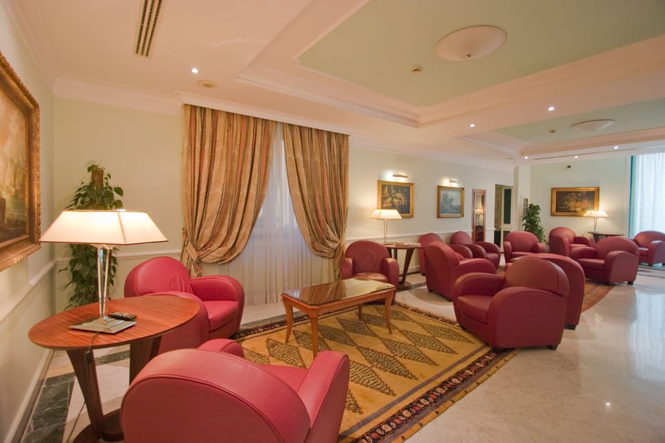 2 bars/lounges