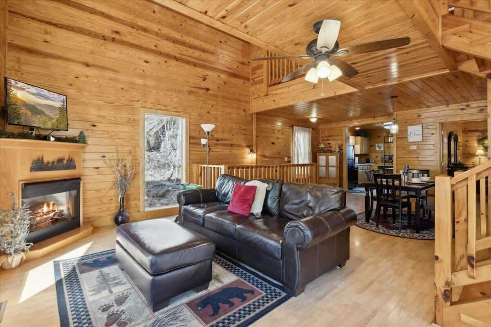 Living Room: Elegant leather seating with a welcoming fireplace and stunning mountain views await!