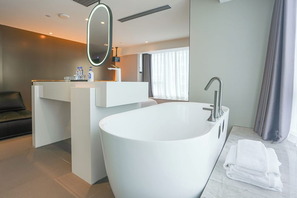 Elite Room, 1 King Bed, Refrigerator, River View | Bathroom | Separate tub and shower, hydromassage showerhead, designer toiletries