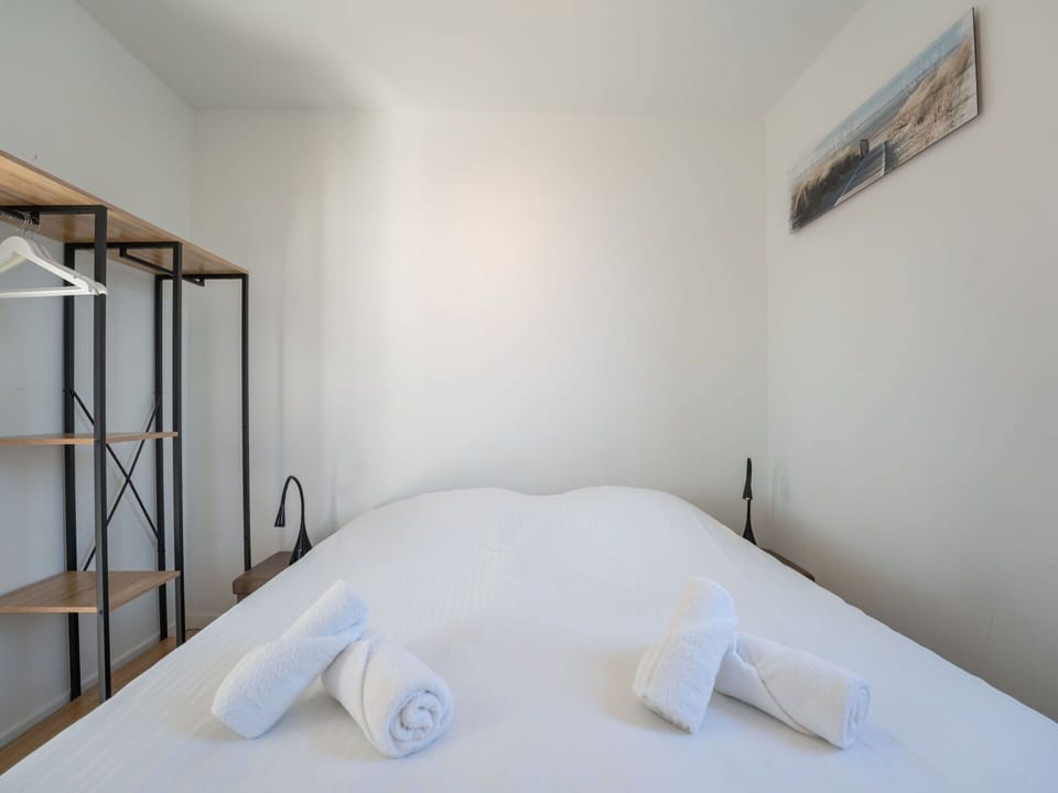 Wood, Bedroom, Bed, Floor, Bedding, Bed Sheet, Bed Frame, Hardwood, Wood Stain, Mattress