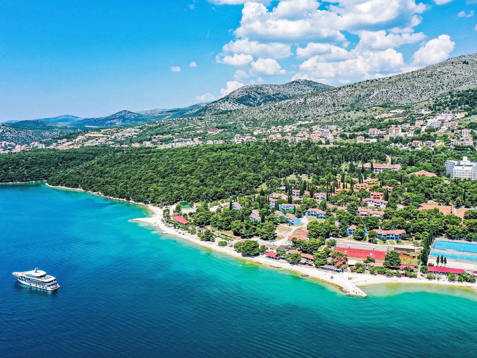 Residential Area, Apartment, Home, Human Settlement, Coastal And Oceanic Landforms, Coast, Sea, Condominium, Resort, Suburb