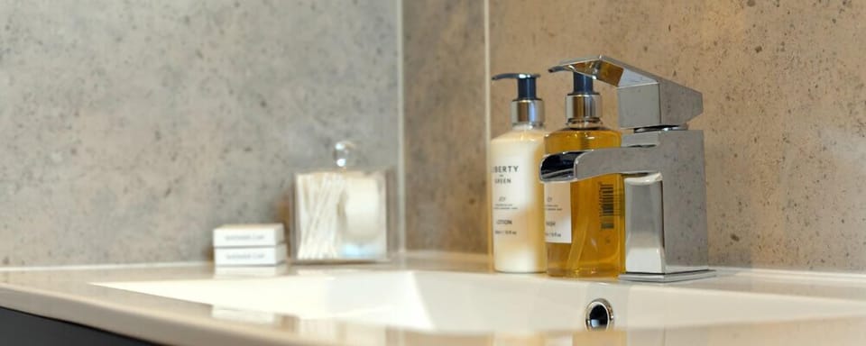 Deluxe Room | Bathroom sink