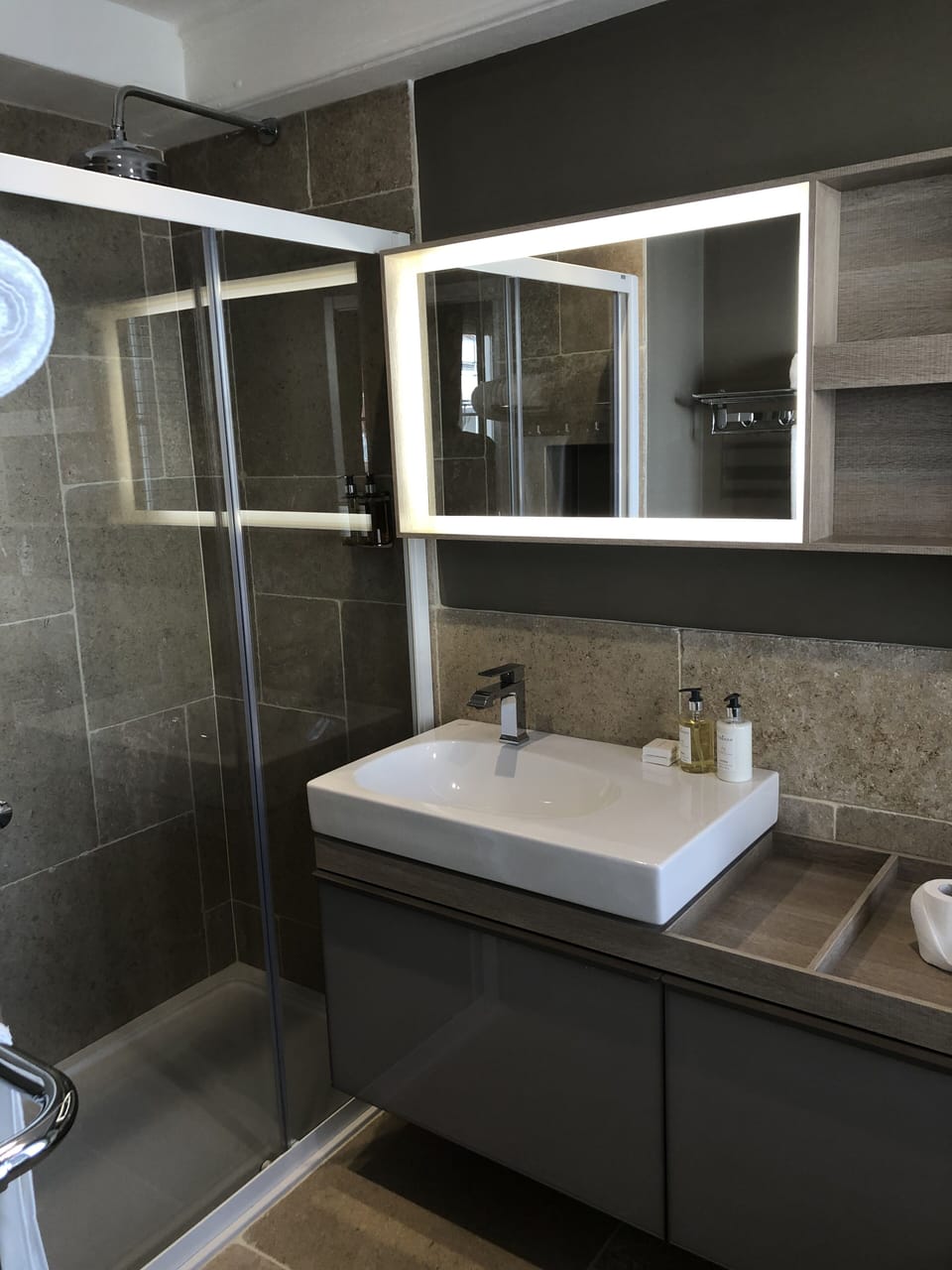 Executive Room (11) | Bathroom | Shower, free toiletries, hair dryer, bathrobes