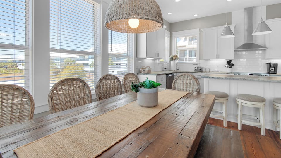 The Bee's Knees: 2nd Floor Dining area