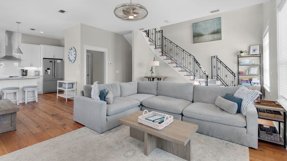 The Bee's Knees: 2nd Floor Living area