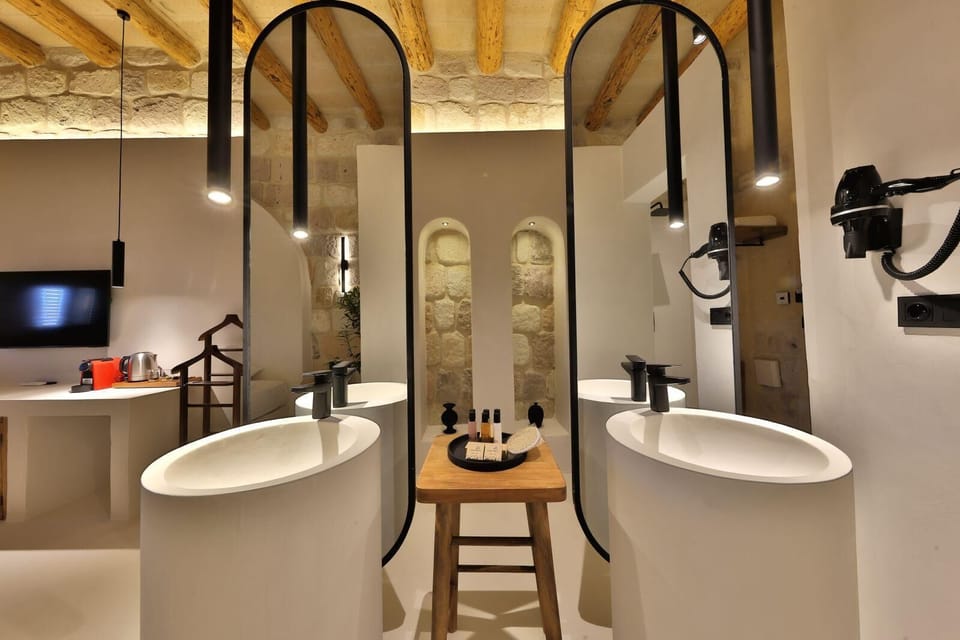 Deluxe Room | Bathroom | Hair dryer, bathrobes, slippers, towels
