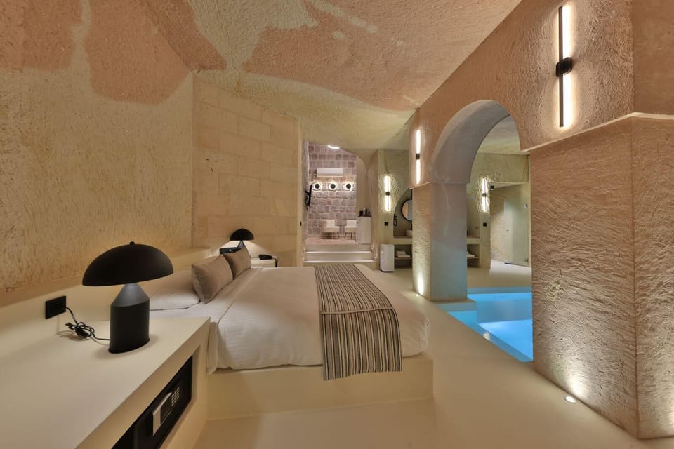 Elite Suite | Premium bedding, free minibar items, in-room safe