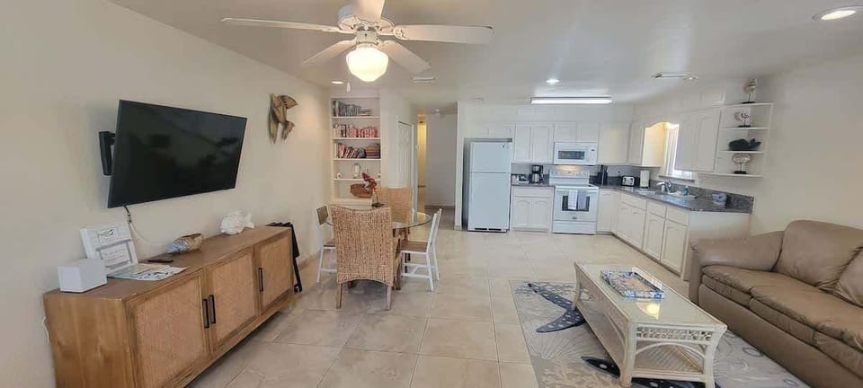 Apartment, 2 Bedrooms | Living area