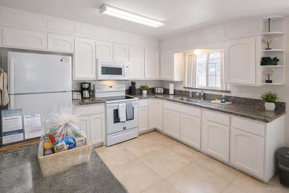 Apartment, 2 Bedrooms | Private kitchen | Coffee/tea maker, fridge, oven, toaster
