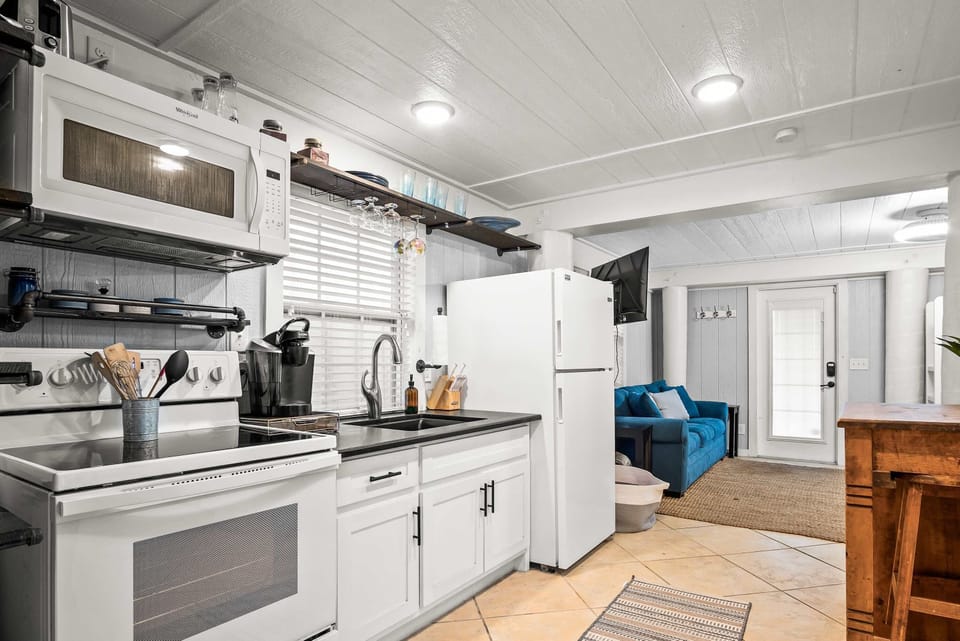 House, Multiple Beds, Pool Access, Pool View (Coasta Rita) | Private kitchen | Fridge, microwave, oven, stovetop
