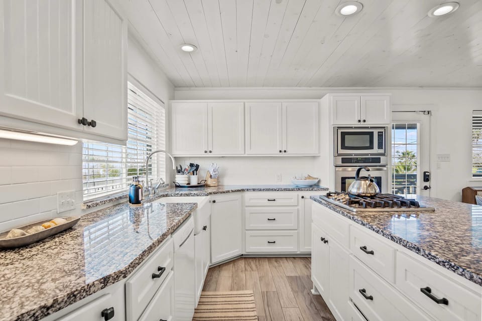House, Multiple Beds, Pool Access, Pool View (Coasta Rita) | Private kitchen | Fridge, microwave, oven, stovetop