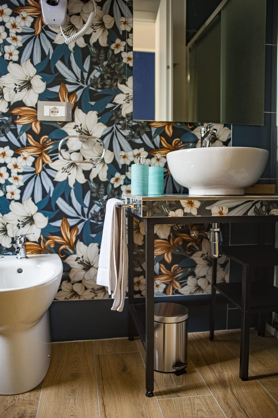 Shower, hair dryer, bidet, towels