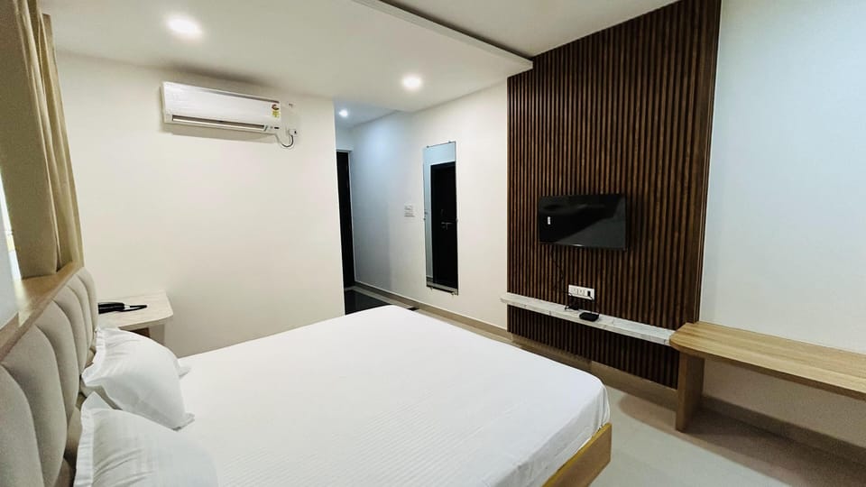 Premium Room | Desk, laptop workspace, iron/ironing board, free WiFi