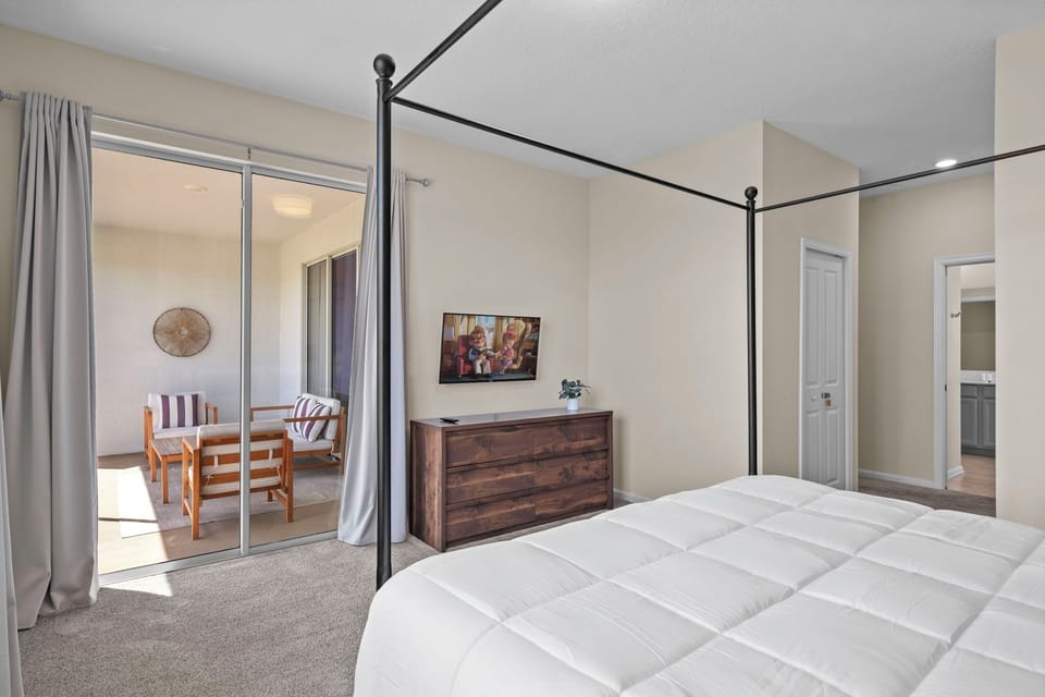 Master suite: King-size bed with TV and balcony (en-suite)