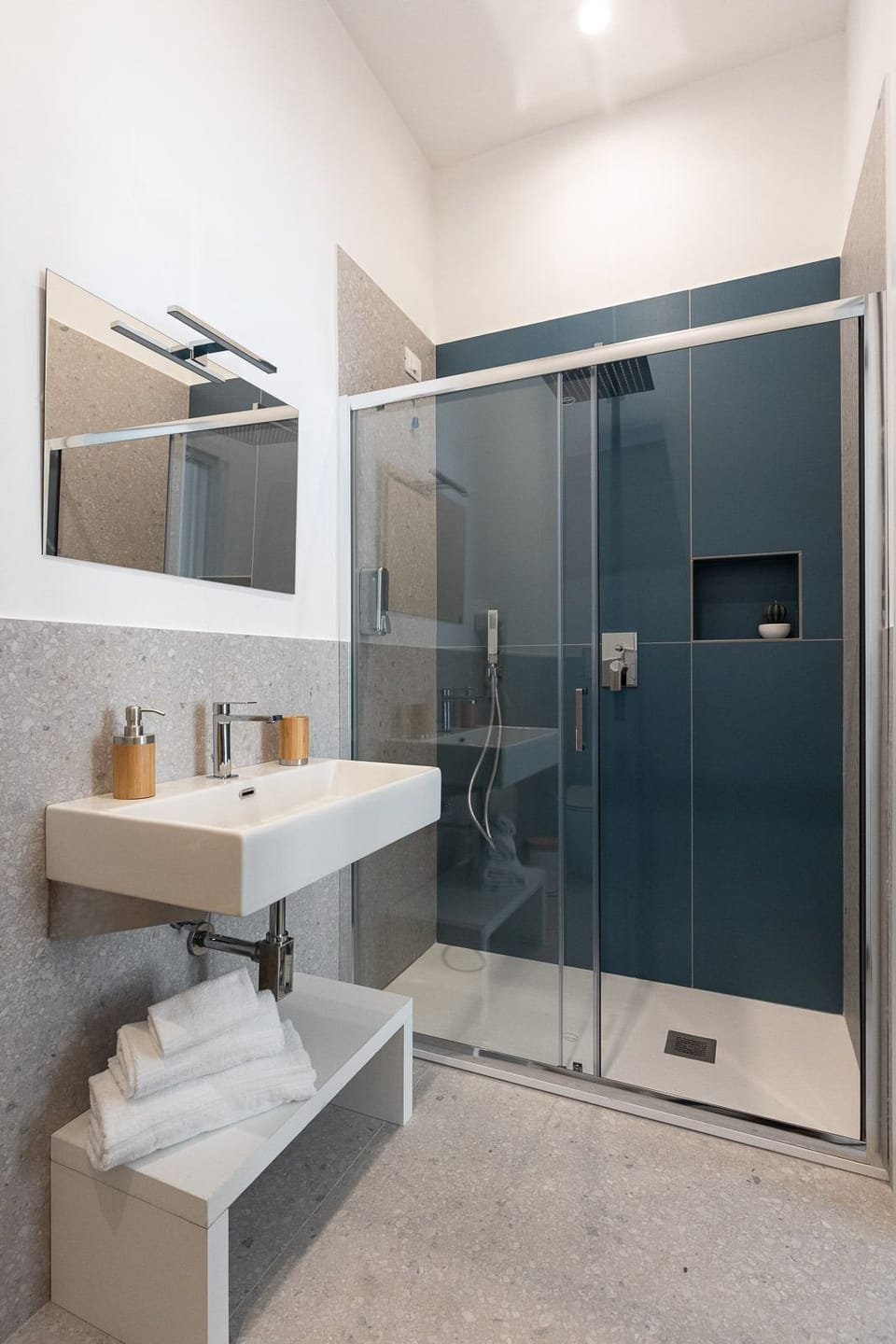 Deluxe Room, Balcony, City View | Bathroom | Shower, hair dryer, bidet, towels