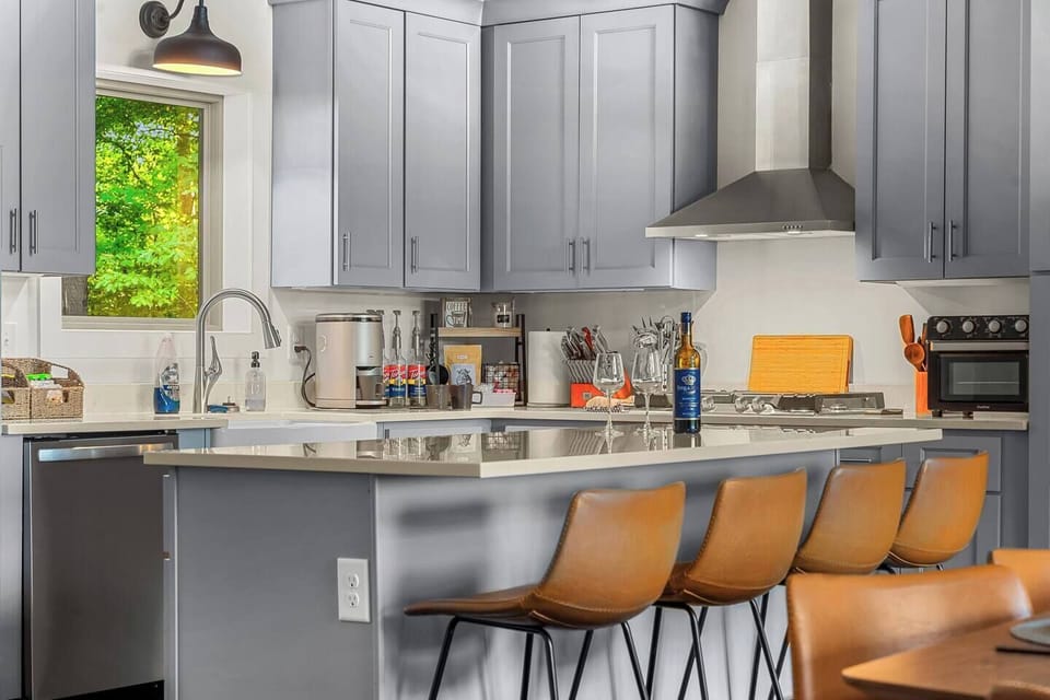 Full chef's kitchen, snack bar, and Spinn coffee machine. 