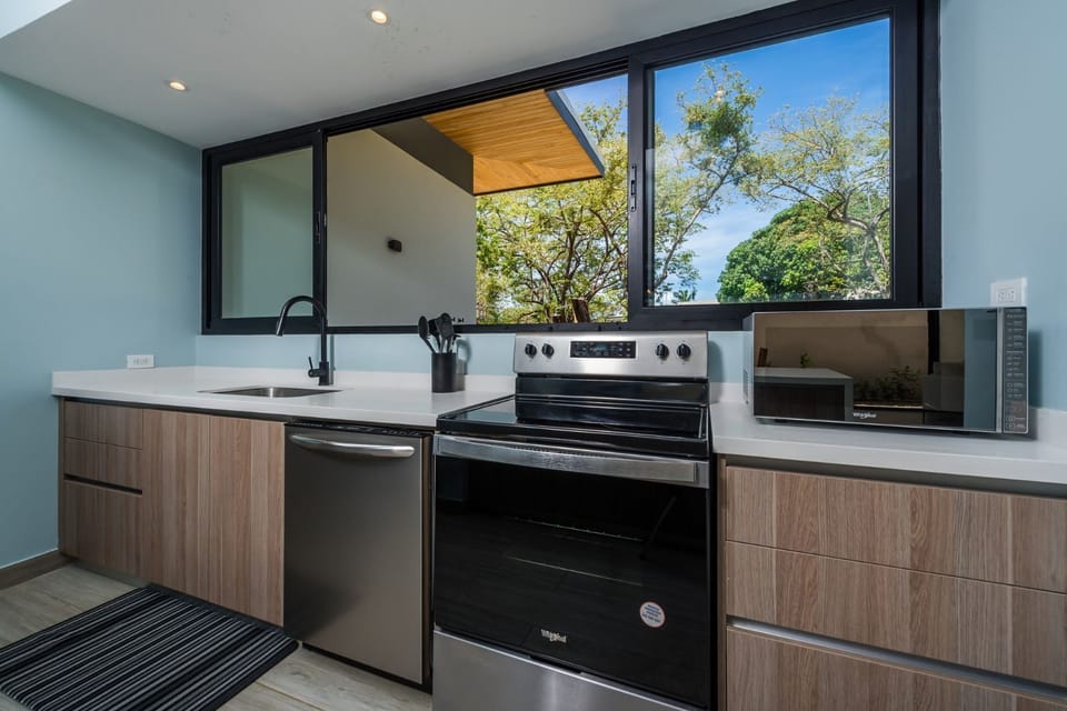 Fully equipped kitchen with view in the garden.