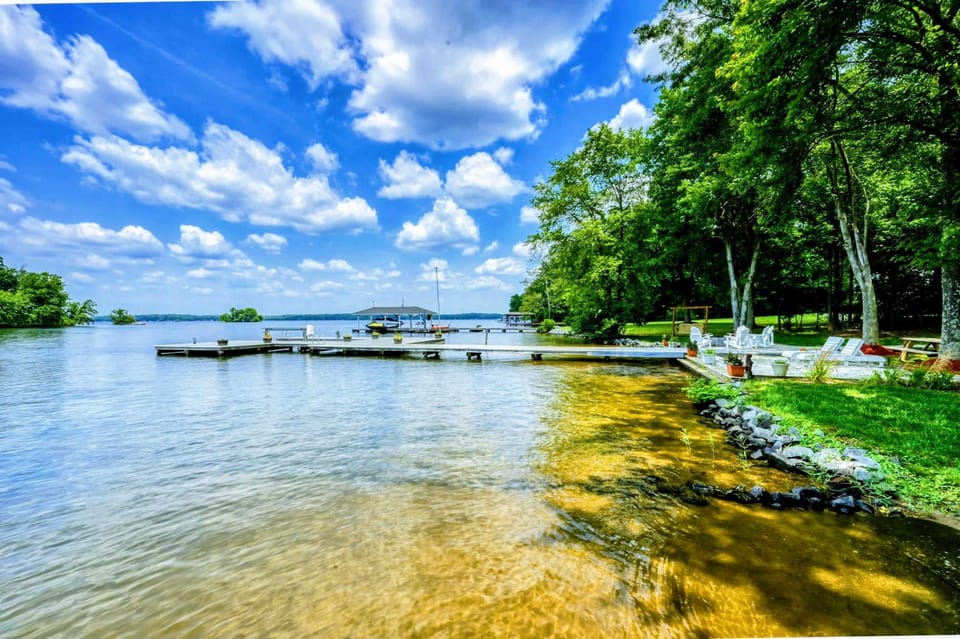 Sandy Lakeshore at Lake Anna – Step into the soft sands of this natural lakeshore, offering easy access to the water and picturesque views. It’s a perfect place to soak up the sun or launch a day of water activities.