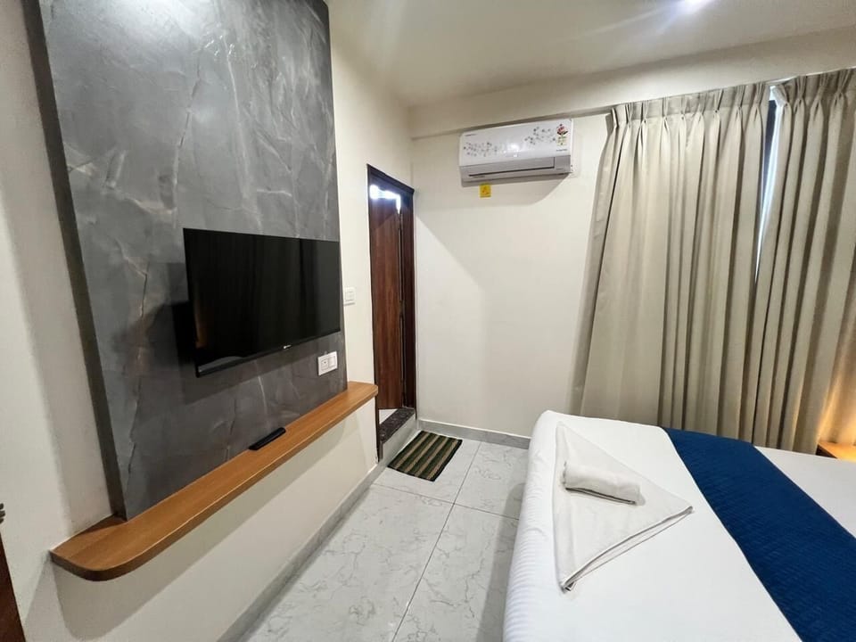 Deluxe Double Room, Patio, Garden View | Desk, WiFi (free)