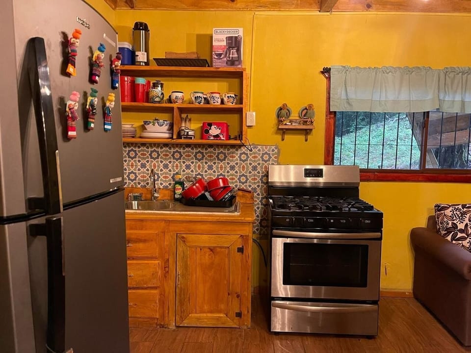 Classic Cottage, Patio, Mountain View | Private kitchen