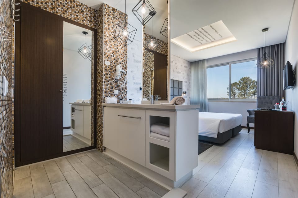Standard Double or Twin Room | Minibar, in-room safe, individually decorated, individually furnished