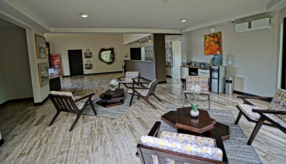 Lobby lounge