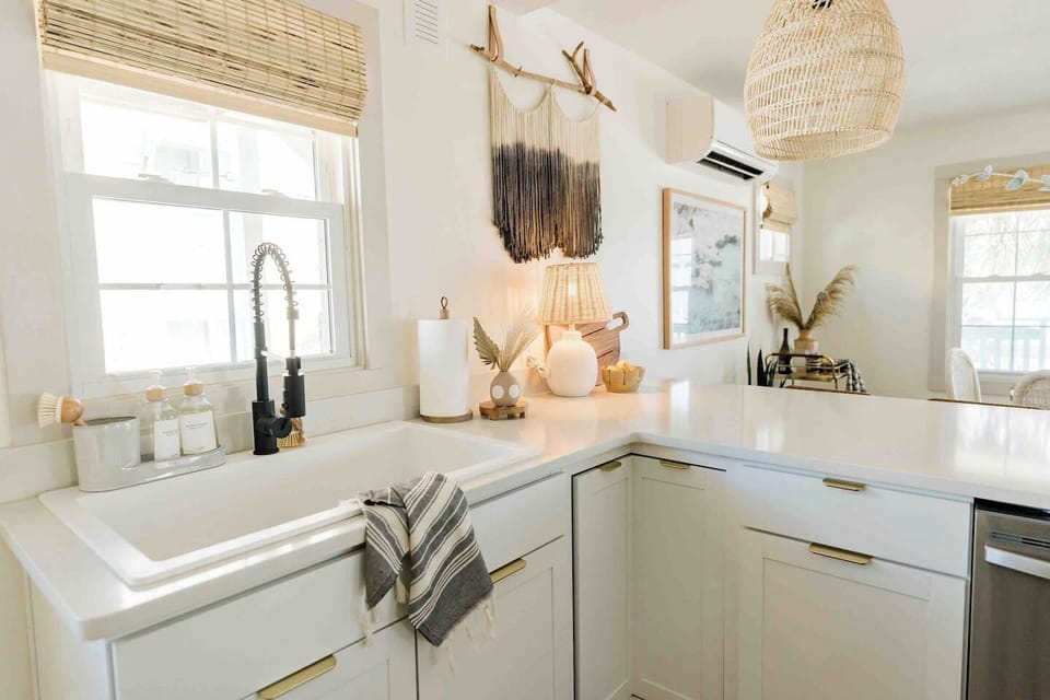 large kitchen island ideal for breakfast bar and food prep!