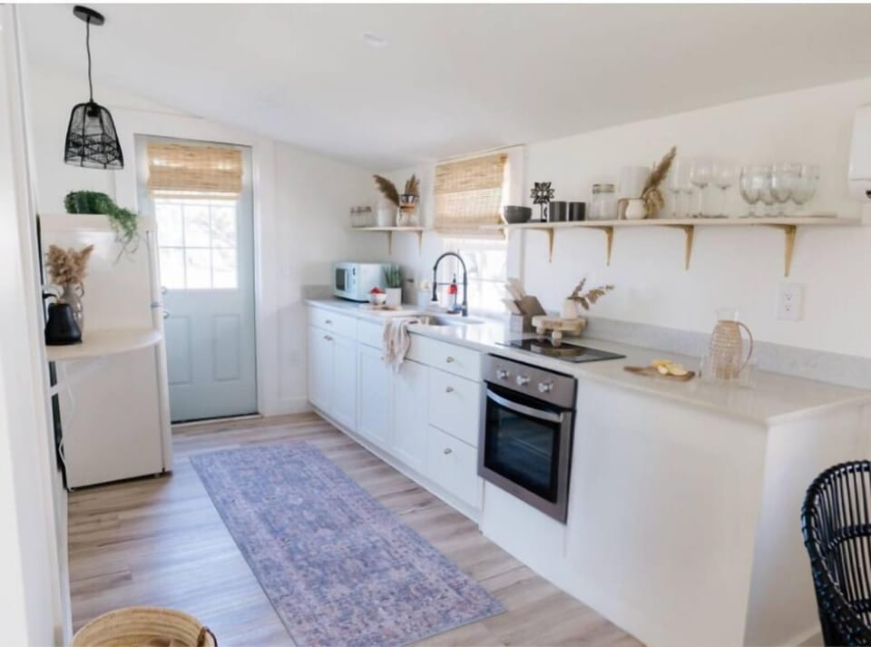 Full kitchen with everything you need to make delicious meals or because its vaca reheating leftovers.