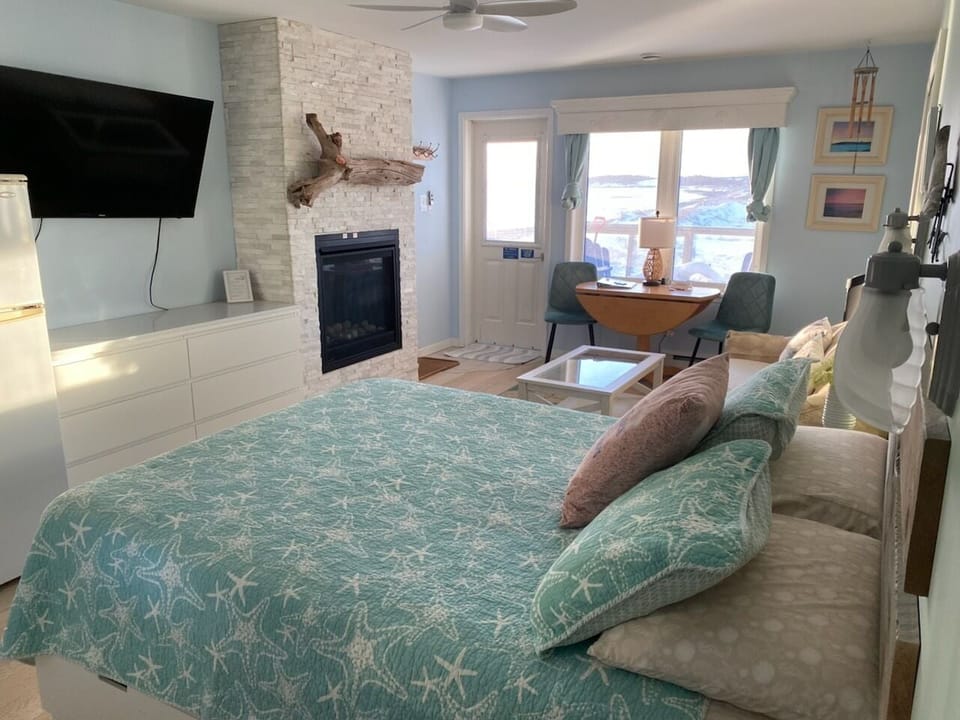 Deluxe Studio, 1 Queen Bed, Kitchenette, Ocean View | 1 bedroom, premium bedding, blackout drapes
