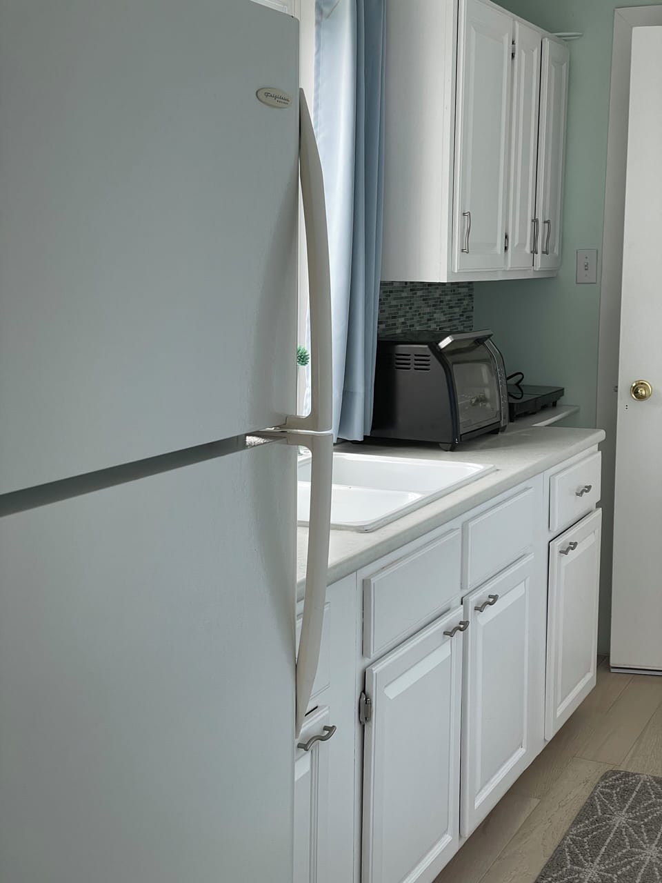 Deluxe Studio, 1 Queen Bed, Kitchenette, Ocean View | Private kitchen | Fridge, microwave, oven, stovetop
